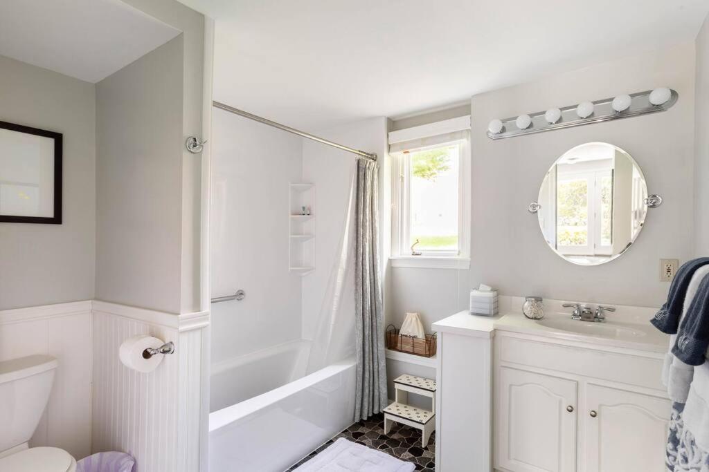 Unique Retreat With Private Patio, 4 King Beds And Bbq Villa Groton Eksteriør bilde