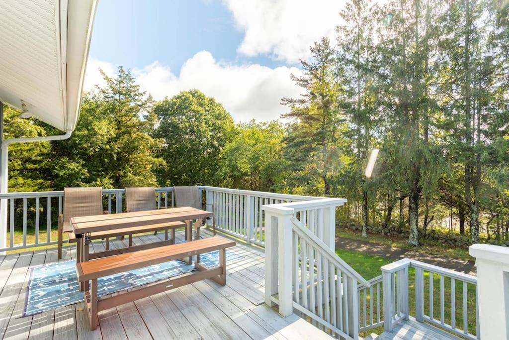 Unique Retreat With Private Patio, 4 King Beds And Bbq Villa Groton Eksteriør bilde