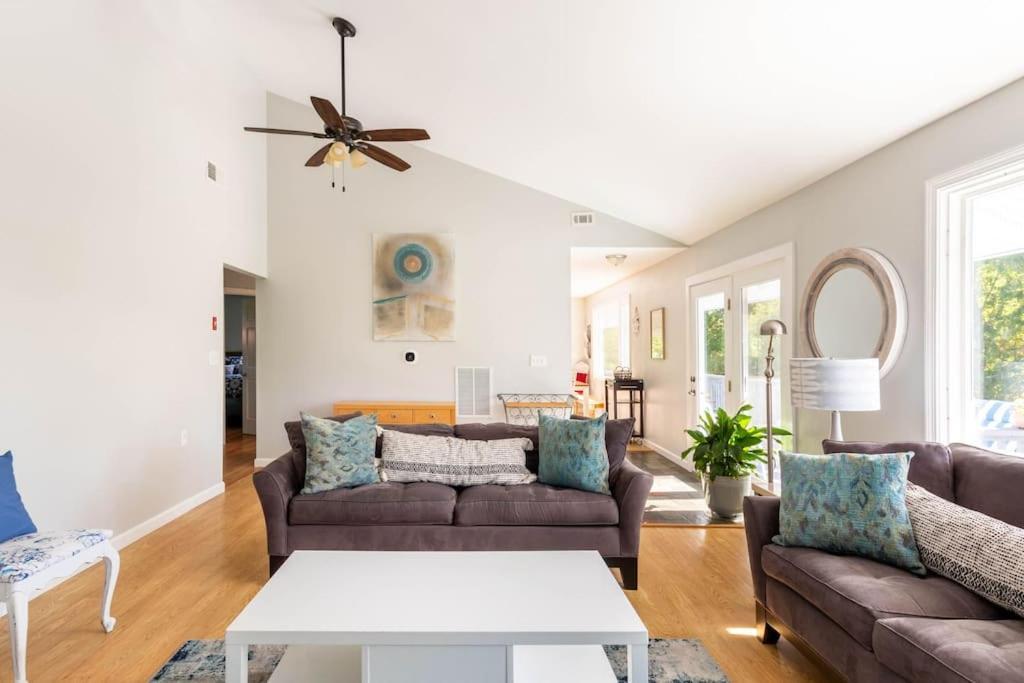 Unique Retreat With Private Patio, 4 King Beds And Bbq Villa Groton Eksteriør bilde