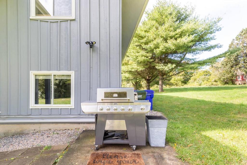 Unique Retreat With Private Patio, 4 King Beds And Bbq Villa Groton Eksteriør bilde